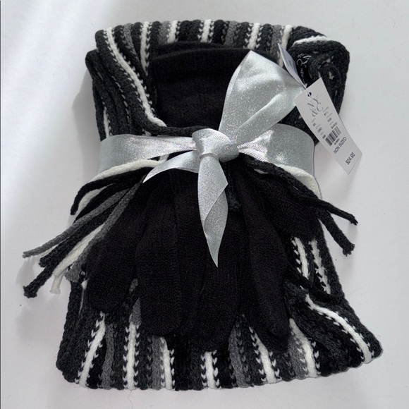 New York & Company Black and White Knit Scarf & Glove Set - Picture 5 of 6